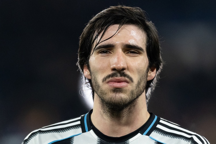 GGpoker-记者：曼联想买左边卫 中场目标吉马良斯、托纳利不太会同时离队