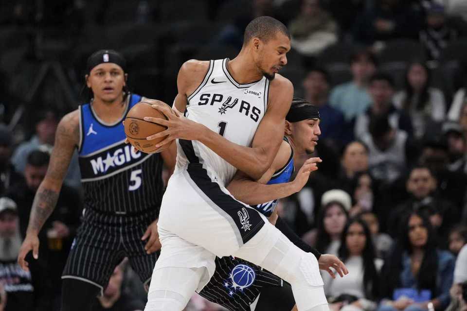 马刺双杀魔术升西部第二：文班25+8+4+5帽 完胜班凯罗19+10