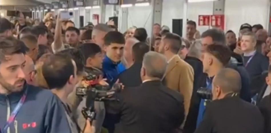 巴萨球员抵达投票现场，并与拉波尔塔一起庆祝比赛胜利